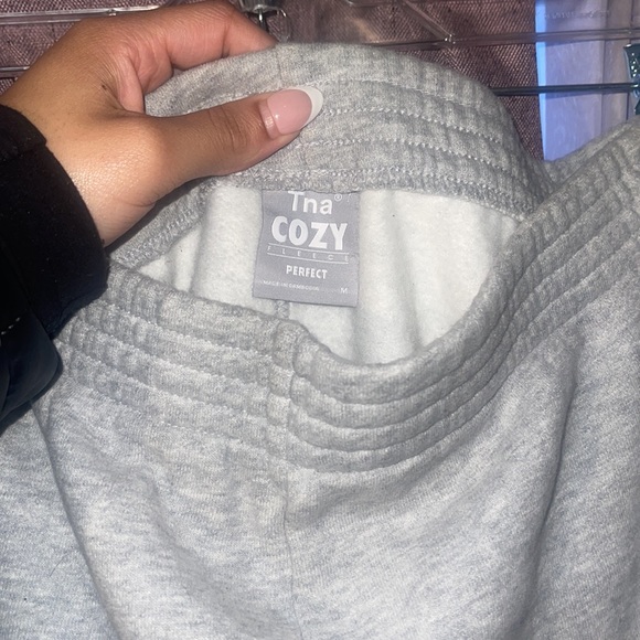 Tna cozy perfect 5” short (nwt) - Picture 4 of 4